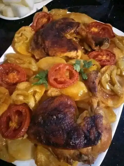 Pommes de terre rôties au four avec poulet et légumes