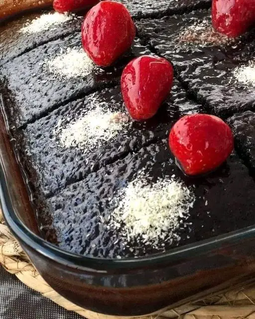 Recette de Gâteau au Chocolat Humide avec Sauce Chocolatée