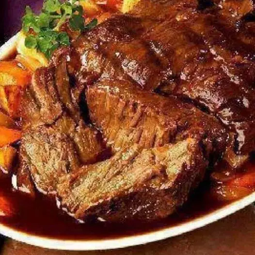"Délice à l'Effilochée: Rôti de Bœuf aux Trois Saveurs"