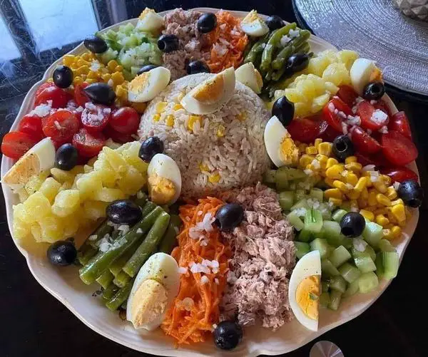 Le Festin Coloré: Salade de Riz au Thon et Maïs et Autres Salades Fraîches