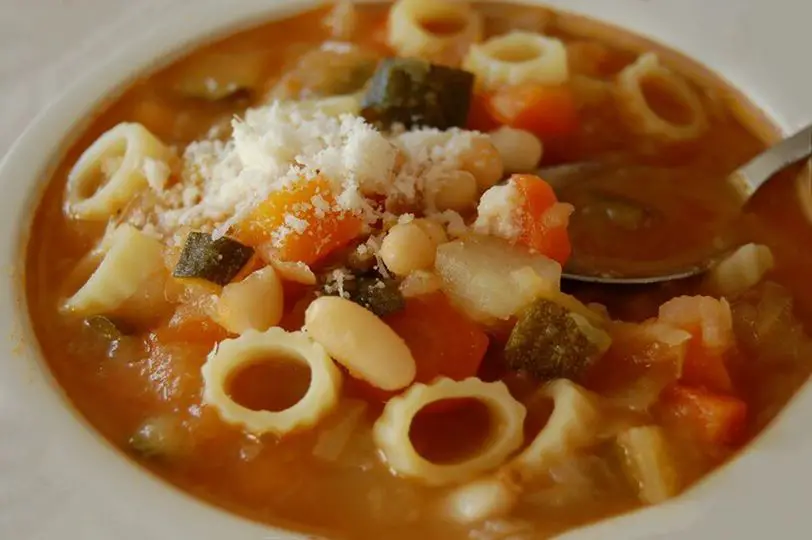 Minestrone au Parmesan : Une Odyssée Culinaire Italo-Sienne