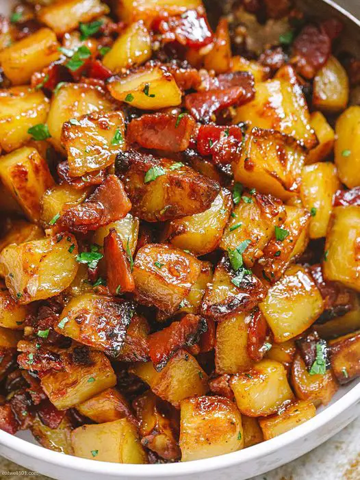 "Pommes de Terre Caramélisées au Miel et Bacon Croustillant: Une Symphonie Rustique"