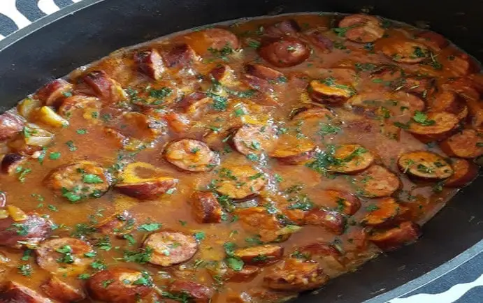 "Rougail Saucisses: L'Éclat Culinaire de l'Île de la Réunion"
