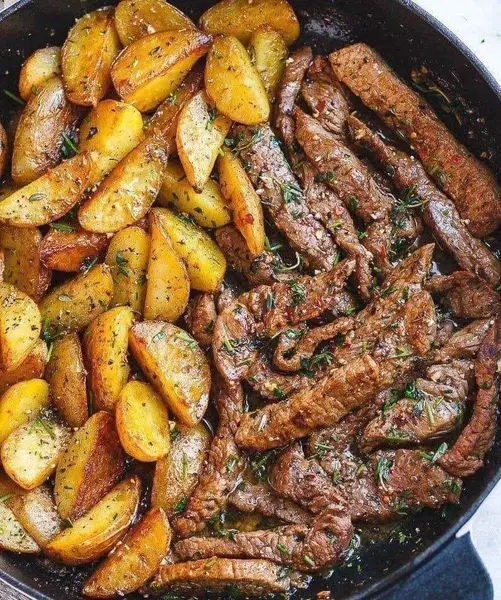 Steak au Beurre à l'Ail et aux Herbes avec Pommes de Terre : Un Délice Familial