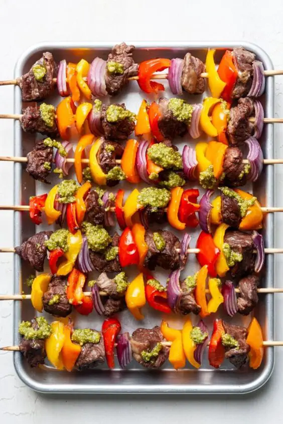 Brochettes de Sirloin et Légumes au Pesto