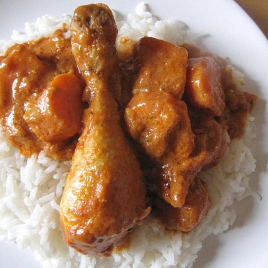 Poulet Fumé en Sauce d'Arachide et Riz Parfumé