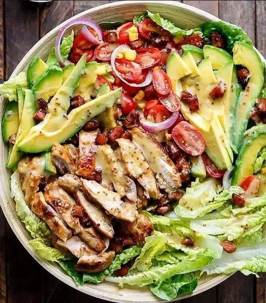 Poulet Moutarde au Miel Accompagné d'Avocat et de Salade Bacon