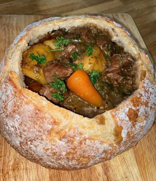 Title: Le Festin d'Hiver - Boeuf en Ragoût dans son Bol de Pain