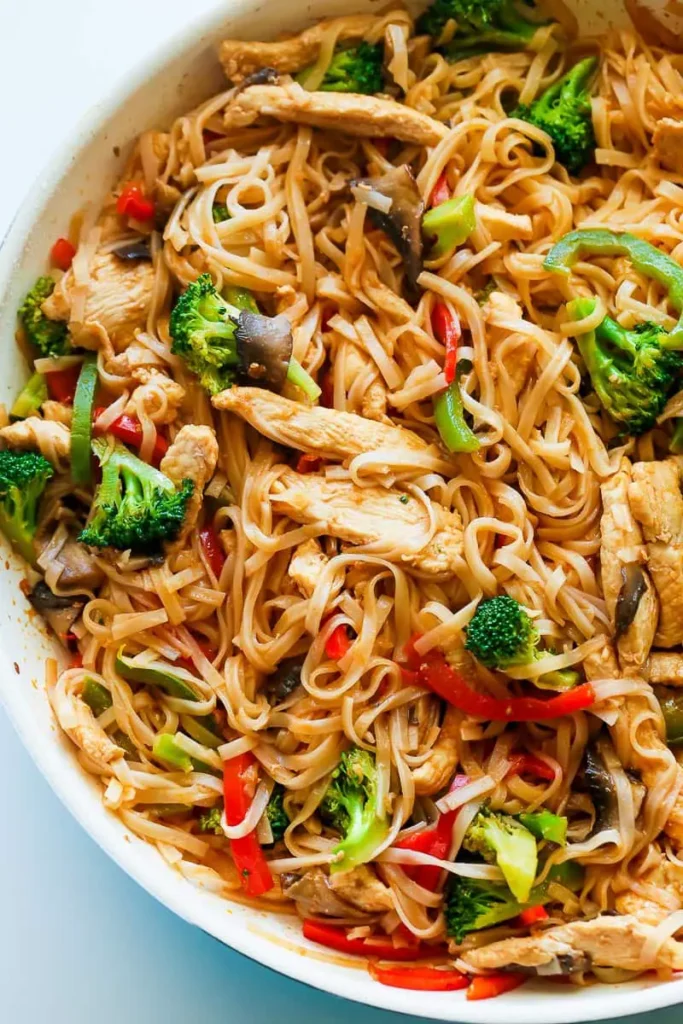 Wok De Nouilles Au Poulet Et Aux Légumes