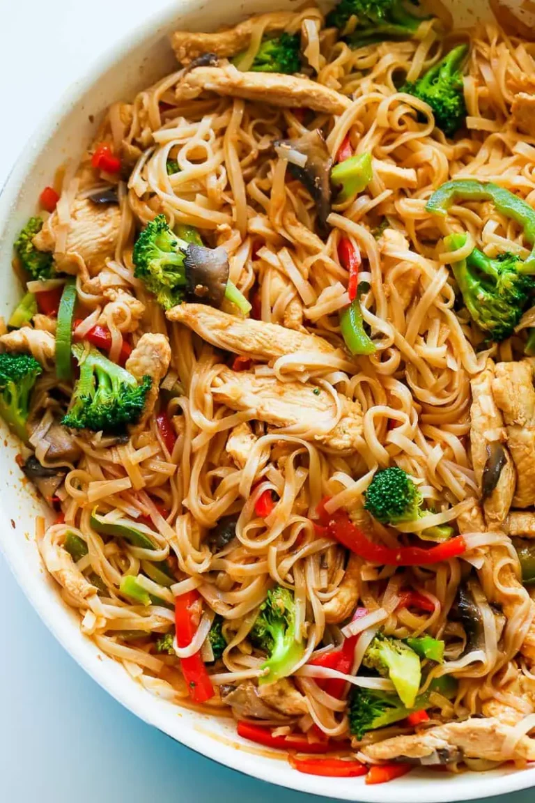 Wok De Nouilles Au Poulet Et Aux Légumes