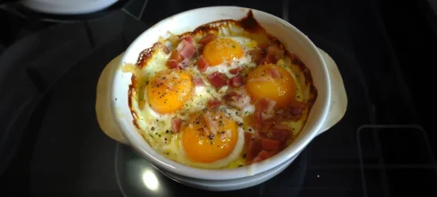 Œufs Cocotte au Chèvre et aux Lardons : Un Délice de la Cuisine Française
