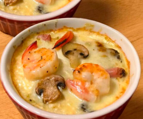 Cassolettes aux crevettes et poireaux gratinées à la crème